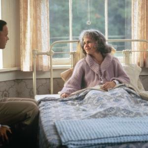 Still of Tom Hanks and Sally Field in Forestas Gampas (1994)