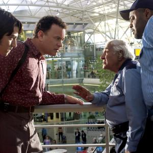 Still of Tom Hanks, Diego Luna, Chi McBride and Kumar Pallana in Terminalas (2004)