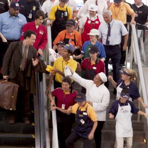 Still of Tom Hanks Diego Luna and Chi McBride in Terminalas 2004