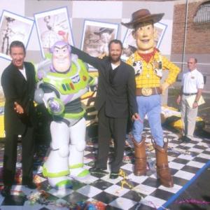 Tom Hanks and Tim Allen at event of Zaislu istorija 2 (1999)