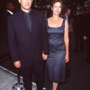Tom Hanks and Rita Wilson at event of Gelbstint eilini Rajena 1998