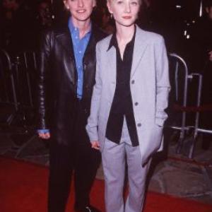 Anne Heche and Ellen DeGeneres at event of Sphere (1998)