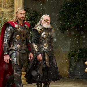 Still of Anthony Hopkins and Chris Hemsworth in Toras: Tamsos pasaulis (2013)
