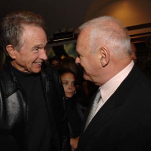 Anthony Hopkins and Warren Beatty at event of Beowulf 2007