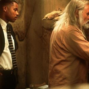 Still of Anthony Hopkins and Cuba Gooding Jr. in Instinct (1999)