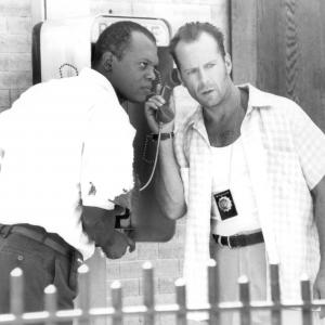 Still of Samuel L. Jackson and Bruce Willis in Kietas riesutelis. Kerstas su kaupu (1995)