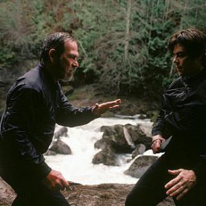 Still of Tommy Lee Jones and Benicio Del Toro in The Hunted 2003