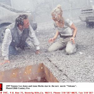 Still of Anne Heche and Tommy Lee Jones in Volcano 1997