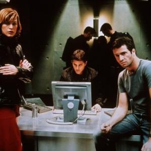 Still of Milla Jovovich Martin Crewes and James Purefoy in Absoliutus blogis 2002