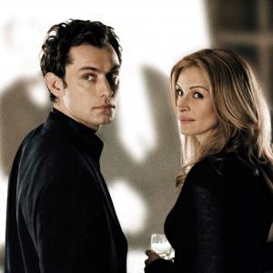 Still of Jude Law and Julia Roberts in Closer 2004