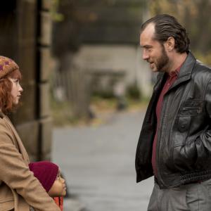 Still of Jude Law and Emilia Clarke in Dom Hemingway (2013)