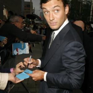Jude Law at event of Breaking and Entering 2006