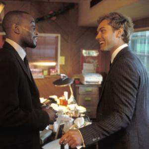 Still of Jude Law and Omar Epps in Alfie 2004
