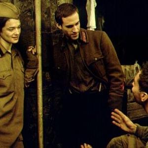 Still of Jude Law, Joseph Fiennes and Rachel Weisz in Priesas uz vartu (2001)