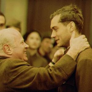 Still of Jude Law, Joseph Fiennes and Bob Hoskins in Priesas uz vartu (2001)