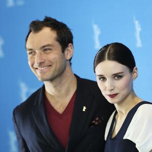 Jude Law and Rooney Mara at event of Salutinis poveikis 2013