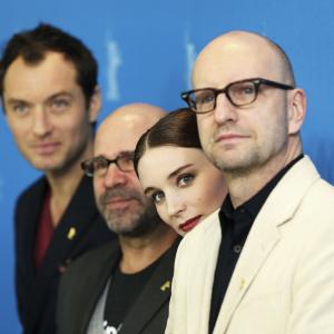 Jude Law, Steven Soderbergh, Rooney Mara and Scott Z. Burns at event of Salutinis poveikis (2013)
