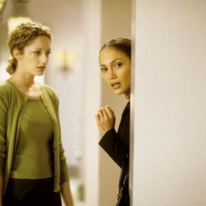 Still of Jennifer Lopez and Judy Greer in Vedybu planuotoja (2001)