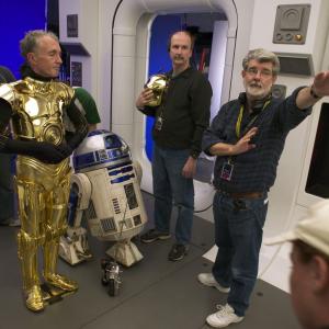 George Lucas and Anthony Daniels in Zvaigzdziu karai. Situ kerstas (2005)
