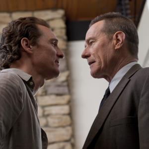 Still of Matthew McConaughey and Bryan Cranston in Advokatas is Linkolno 2011