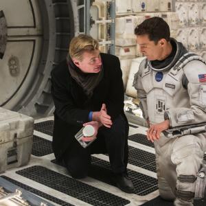 Matthew McConaughey and Christopher Nolan in Tarp zvaigzdziu 2014