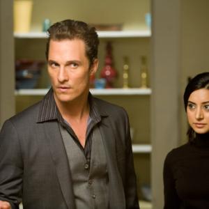 Still of Matthew McConaughey and Noureen DeWulf in Ghosts of Girlfriends Past (2009)