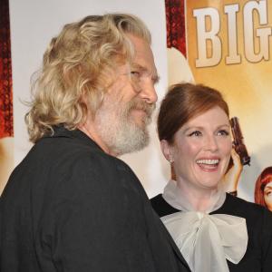 Julianne Moore and Jeff Bridges at event of The Big Lebowski (1998)