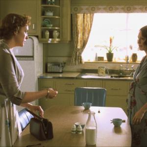 Still of Julianne Moore and Toni Collette in Valandos (2002)