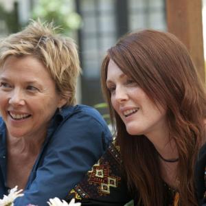 Still of Julianne Moore and Annette Bening in The Kids Are All Right (2010)