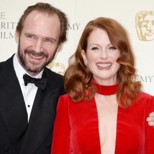 Ralph Fiennes and Julianne Moore