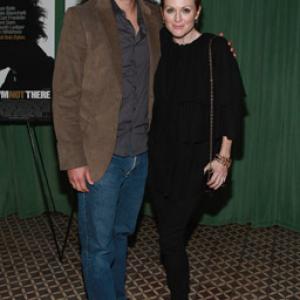 Julianne Moore and Bart Freundlich at event of Manes cia nera (2007)
