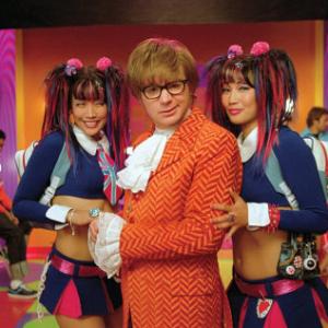 Still of Mike Myers, Carrie Ann Inaba and Diane Mizota in Austin Powers in Goldmember (2002)