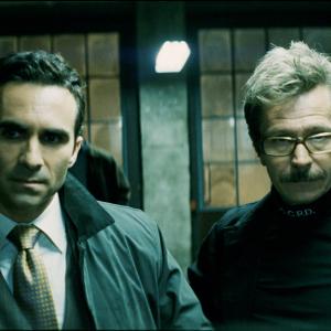Still of Gary Oldman and Nestor Carbonell in Tamsos riteris (2008)