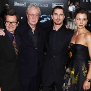 Gary Oldman, Christian Bale, Michael Caine and Maggie Gyllenhaal at event of Tamsos riteris (2008)