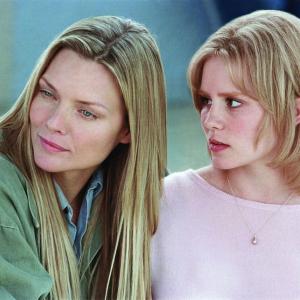 Still of Michelle Pfeiffer and Alison Lohman in White Oleander (2002)