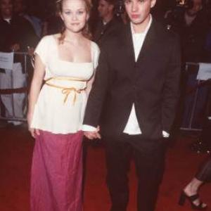 Ryan Phillippe and Reese Witherspoon at event of Lok stok arba sauk 1998