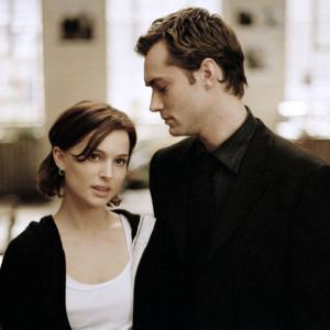 Still of Jude Law and Natalie Portman in Closer 2004