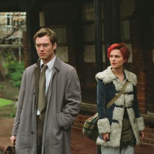 Still of Jude Law and Natalie Portman in Closer (2004)