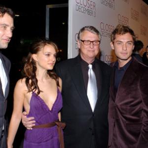 Jude Law, Natalie Portman and Clive Owen at event of Closer (2004)