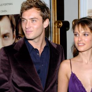 Jude Law and Natalie Portman at event of Closer (2004)