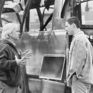Still of Keanu Reeves and Jan de Bont in Greitis (1994)