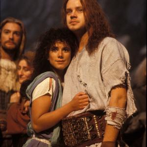 Still of Tim Robbins and Imogen Stubbs in Erik the Viking 1989