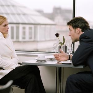 Still of Julia Roberts and Clive Owen in Closer 2004