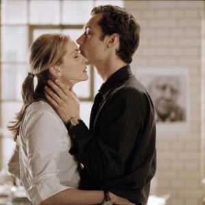 Still of Jude Law and Julia Roberts in Closer 2004