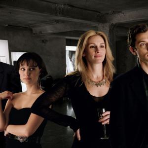 Still of Jude Law Natalie Portman Julia Roberts and Clive Owen in Closer 2004