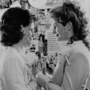 Still of Julia Roberts and Sally Field in Steel Magnolias (1989)