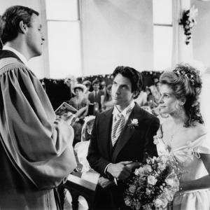 Still of Julia Roberts and Dylan McDermott in Steel Magnolias 1989