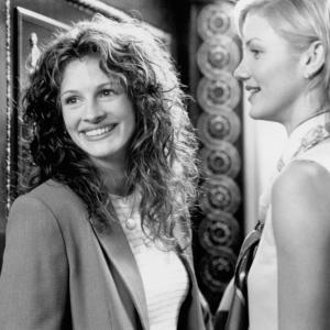 Still of Cameron Diaz and Julia Roberts in My Best Friends Wedding 1997
