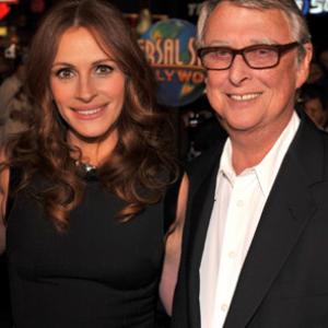 Julia Roberts and Mike Nichols at event of Charlie Wilson's War (2007)