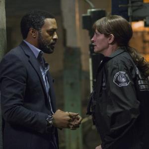 Still of Julia Roberts and Chiwetel Ejiofor in Secret in Their Eyes (2015)